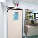 puerta batiente automatización Label cierre hermético Hospital Parma